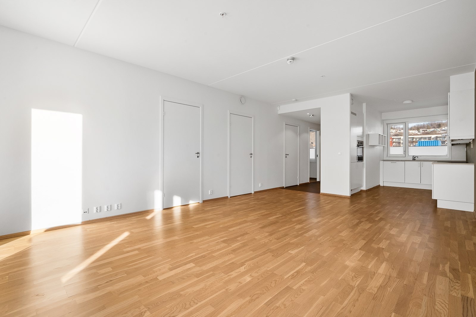 Stue/kjøkken danner et all-rom på 35 kvm. Galleribilde