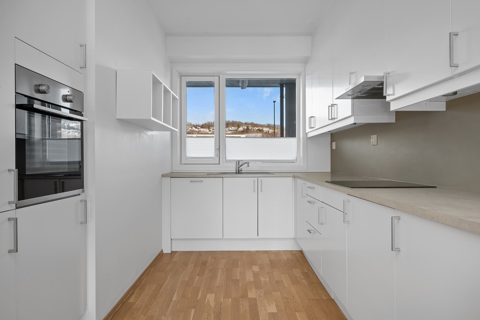 Kjøkkenet har integrerte hvitevarer som stekeovn, oppvaskmaskin og induksjonstopp levert fra Electrolux. Galleribilde