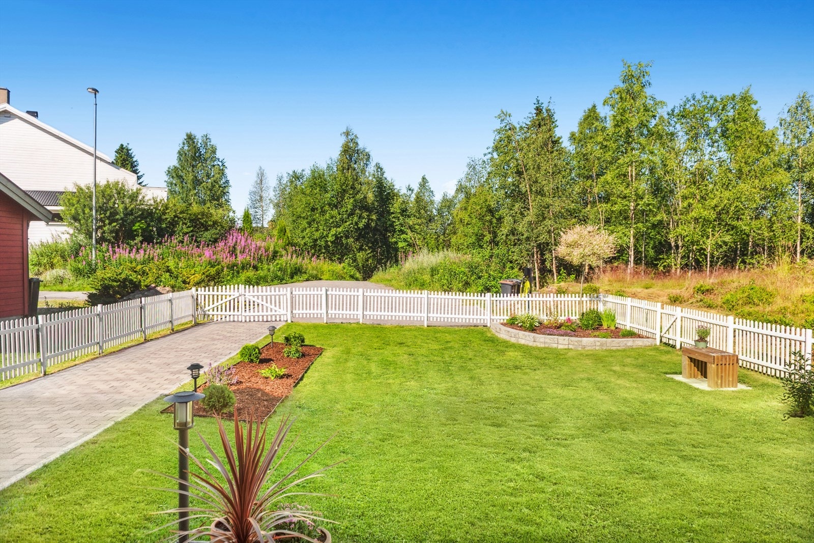 Den store, opparbeidede hagen er ideell for lek og utendørsaktiviteter. Galleribilde