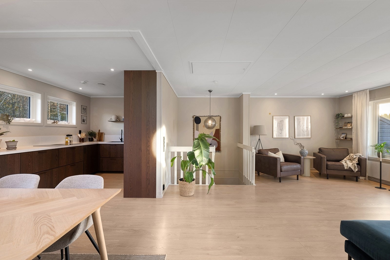 Kjøkkenet ligger i åpen løsning mot stuen, men oppleves likevel behagelig tilbaketrukket. Galleribilde