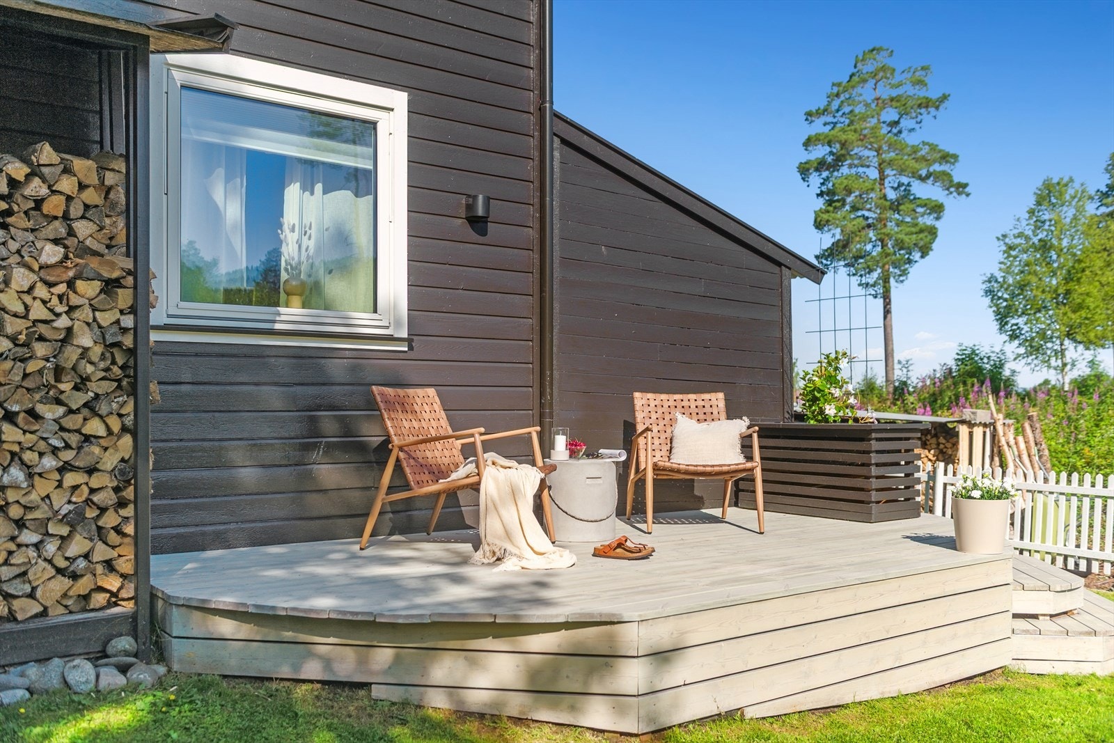 Hyggelig og østvendt uteplass på baksiden av boligen med morgensol. Galleribilde