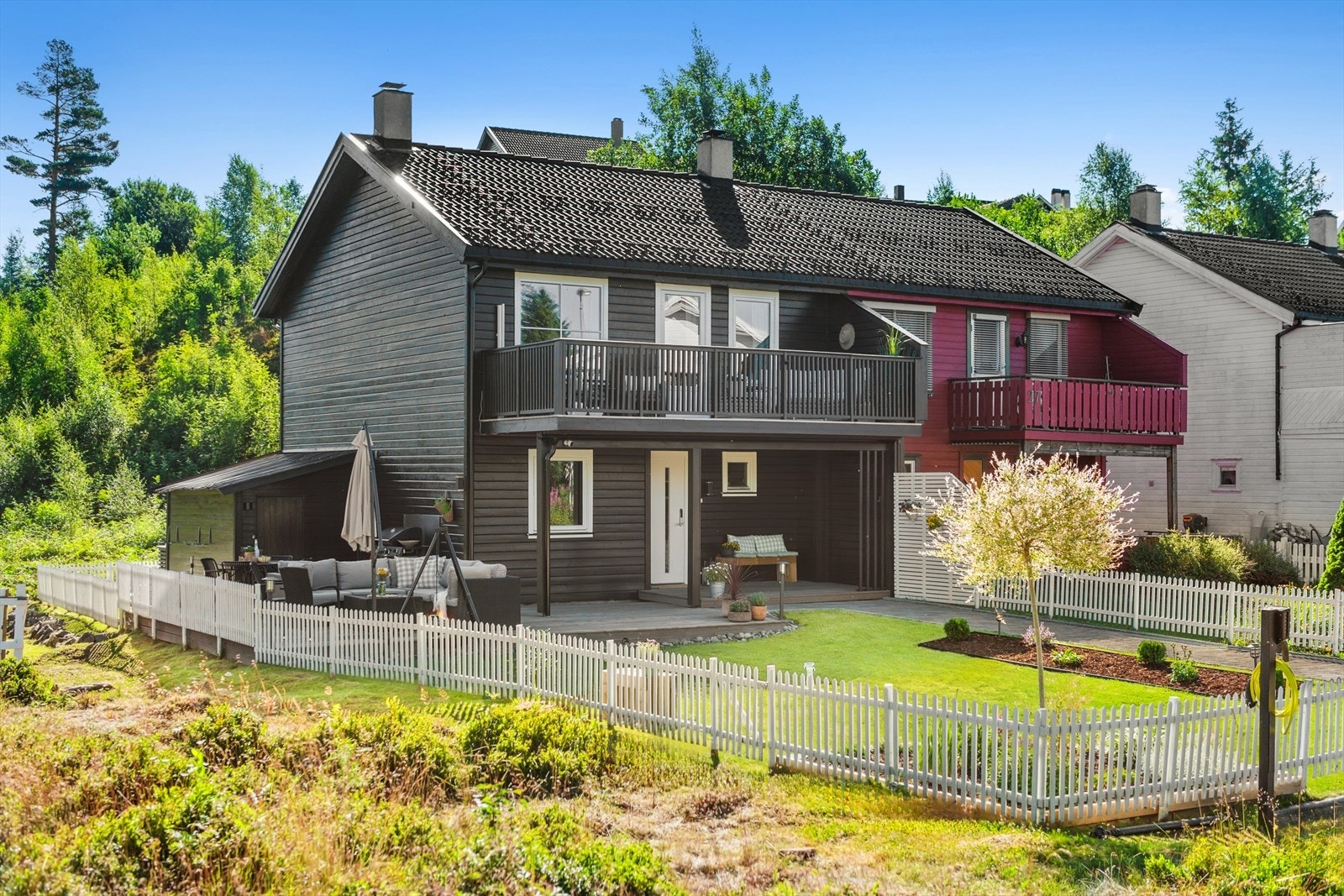 Utvendig kledning ble behandlet og fikk ny farge i 2025. Galleribilde