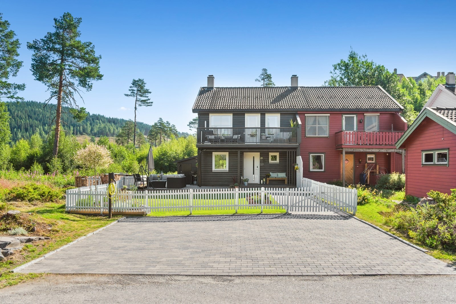 Eiendommen har steinlagt gårdsplass med biloppstillingsplasser. Galleribilde