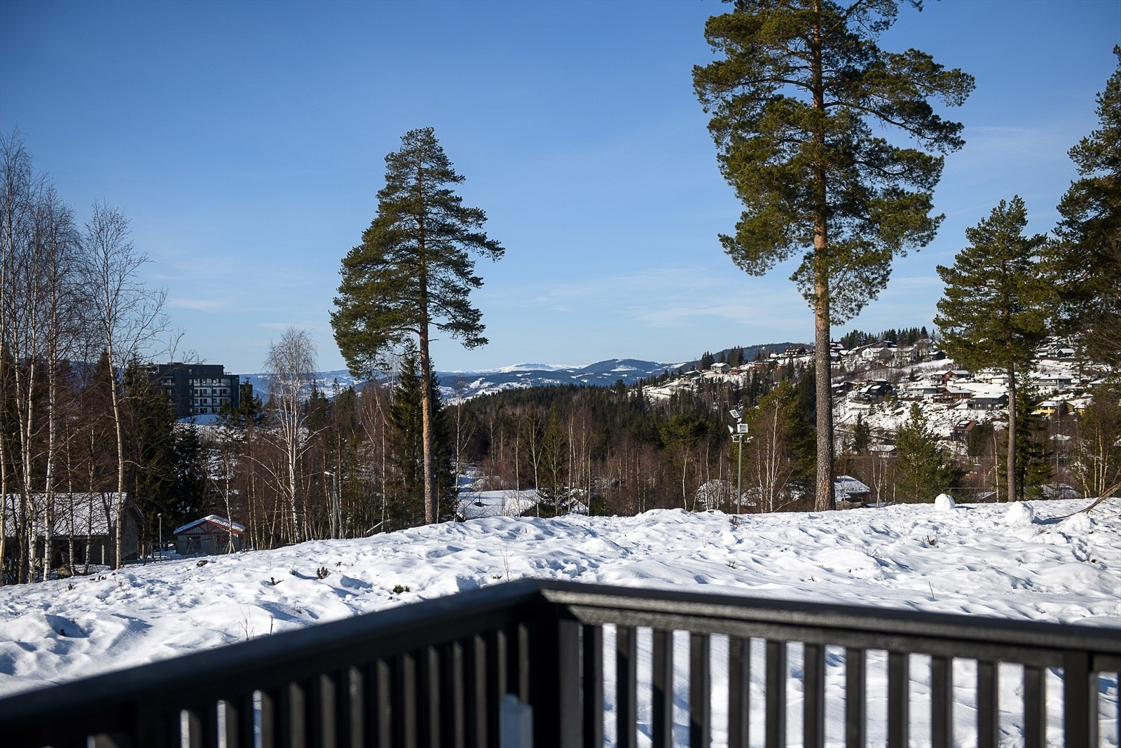 Utsikt mot omkringliggende landskap fra eiendommen. Galleribilde
