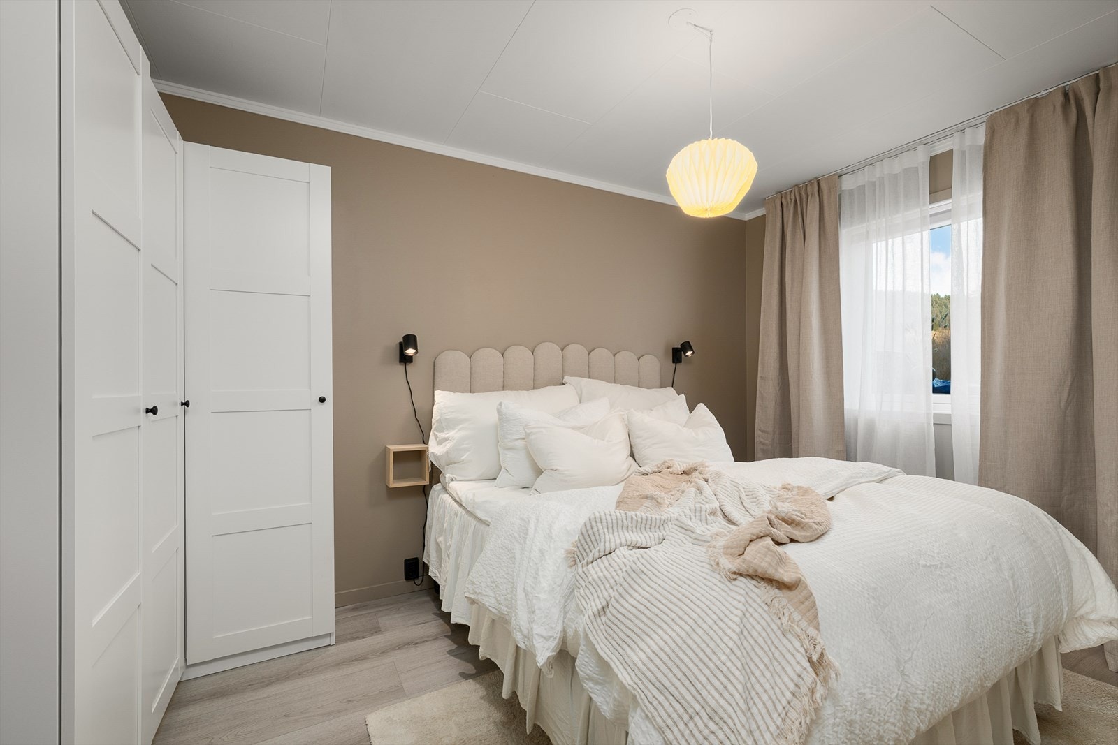 Svært innbydende hovedsoverom med god plass til dobbeltseng og garderobeløsning. Galleribilde