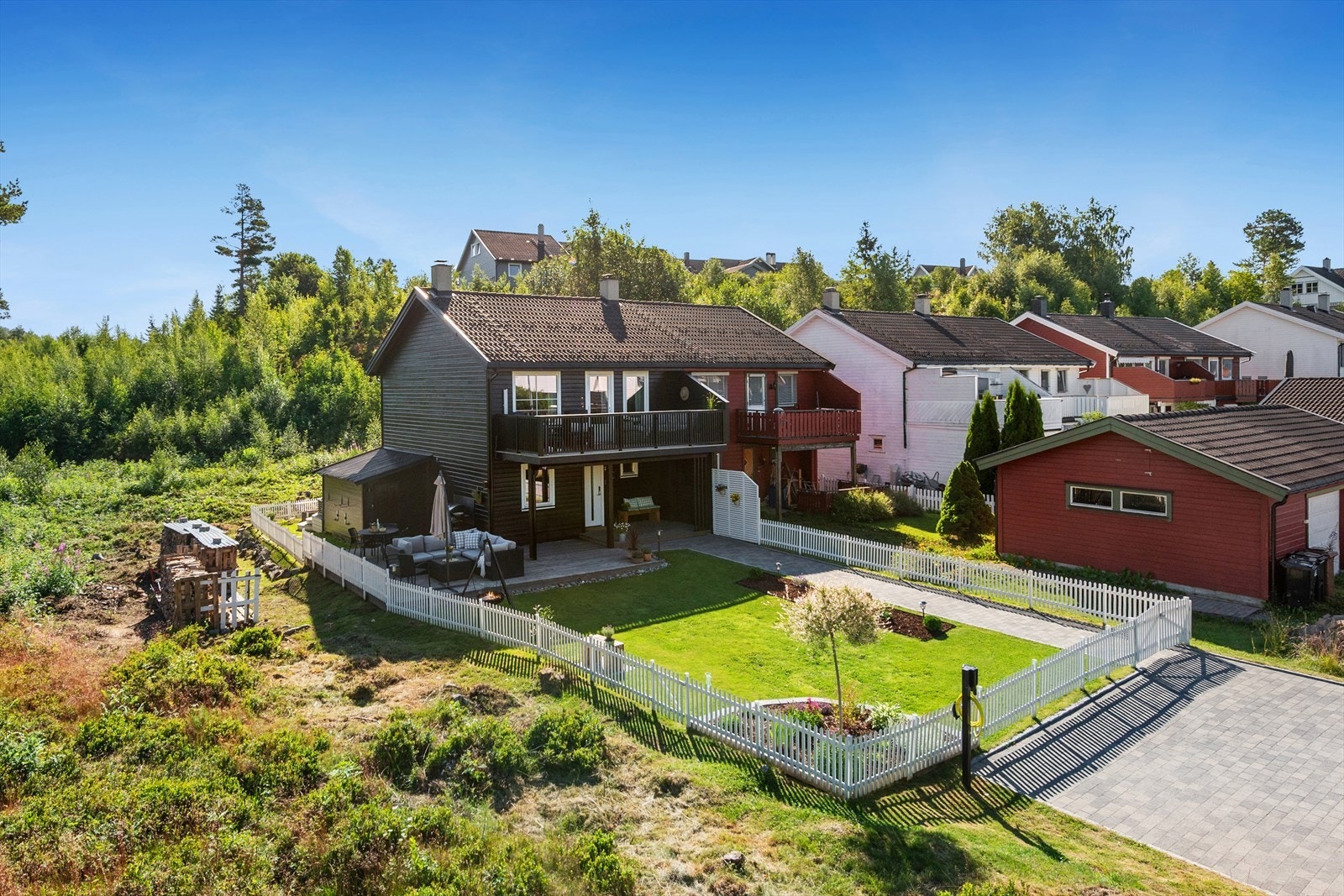 Eiendommen har en meget trygg og barnevennlig beliggenhet innerst i en blindvei. Galleribilde