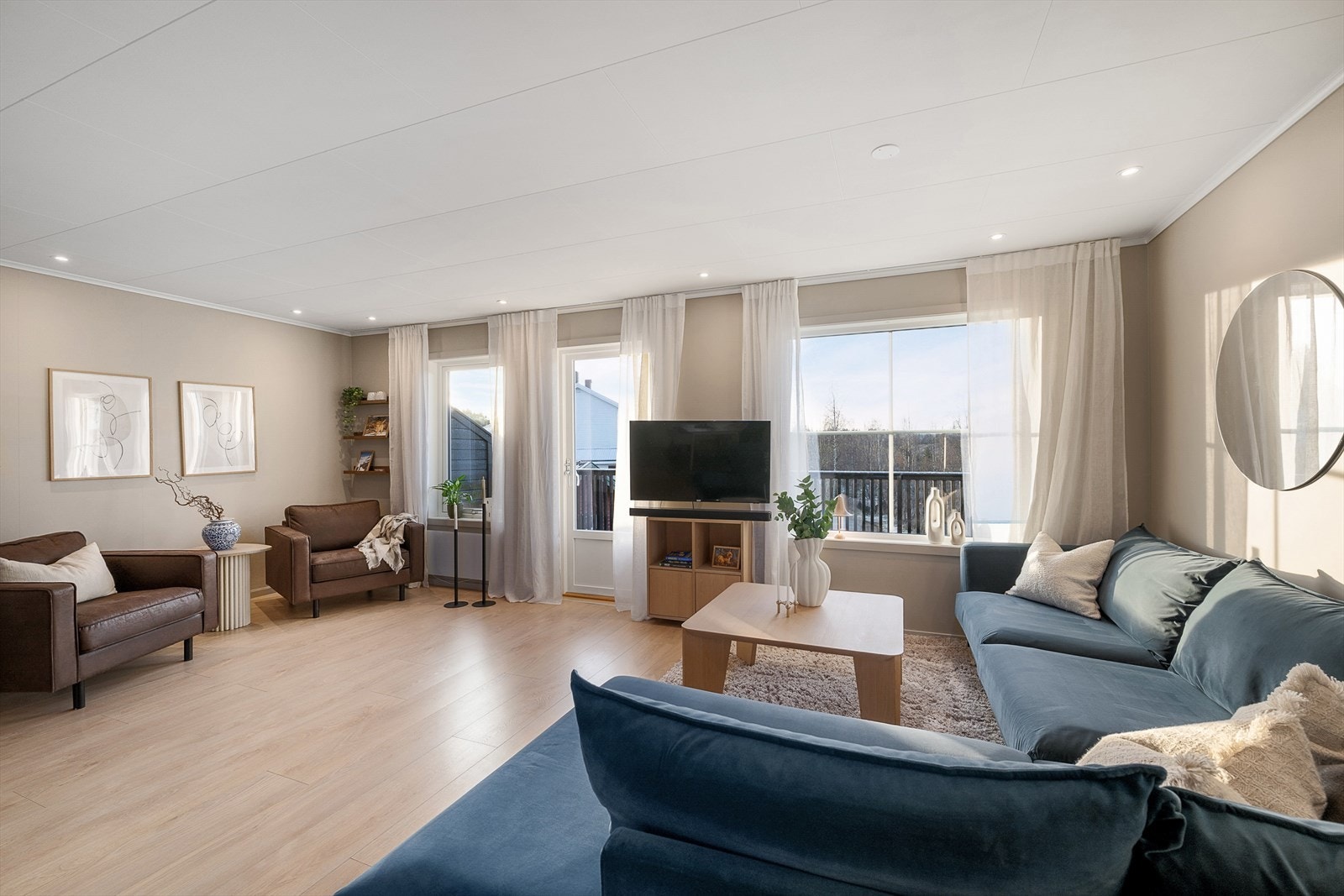 Romslig stue med gode møbleringsmuligheter for flere soner. Galleribilde