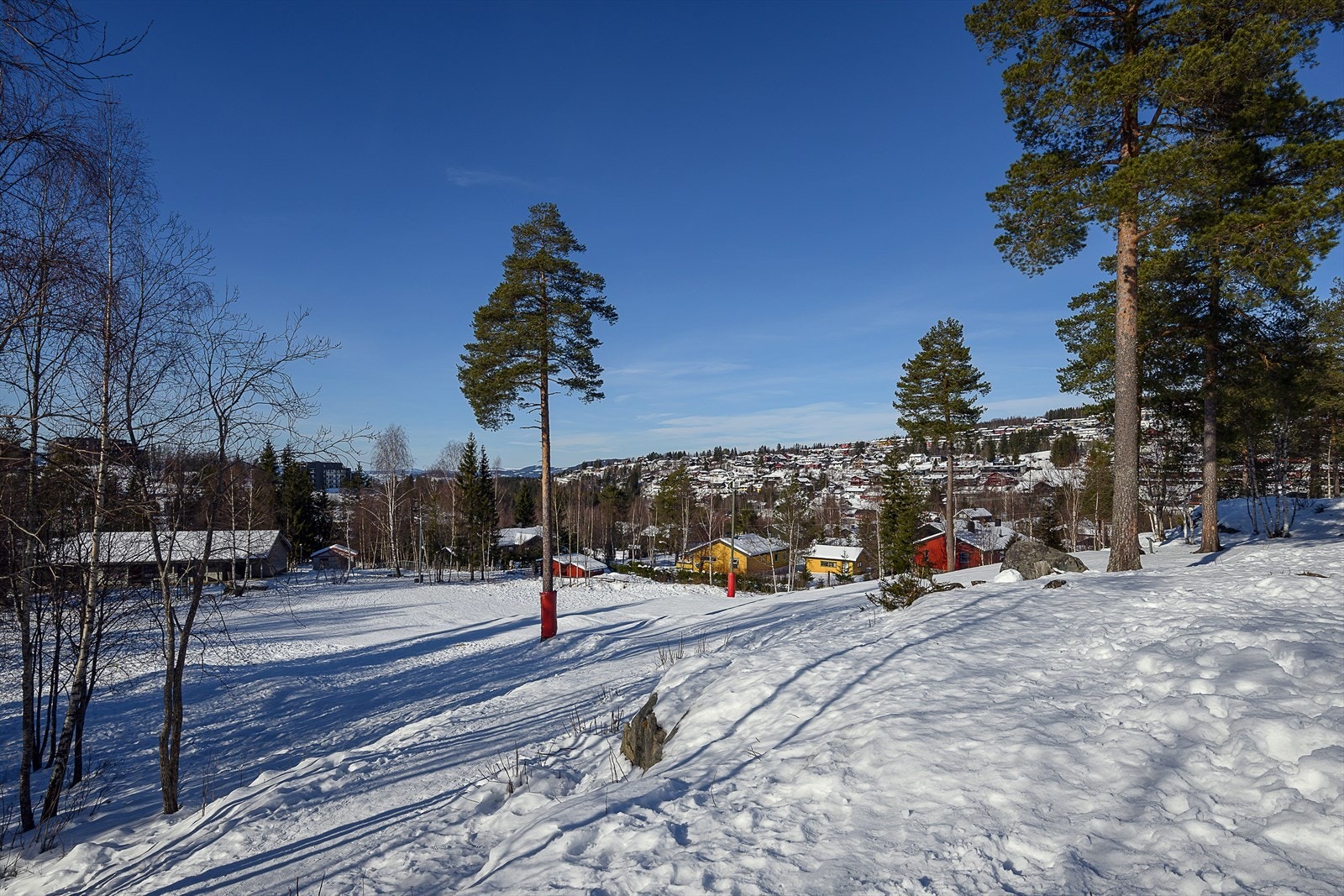 Det er umiddelbar nærhet til Røyslimoen idrettspark, som har kunstgressbane, frisbeegolfbane og akebakke. Galleribilde
