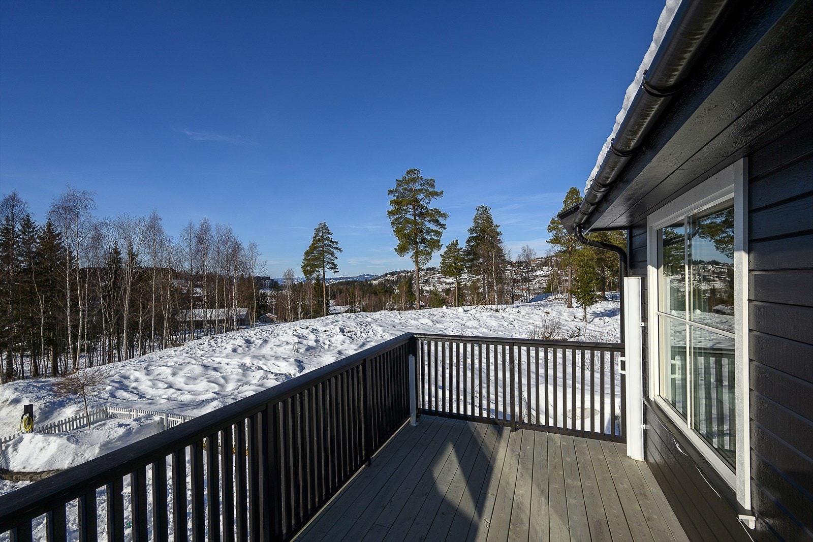 Vestvendt veranda hvor man kan nyte gode solforhold og utsikten over nærområdet og helt til Skeikampen på skyfrie dager. Galleribilde