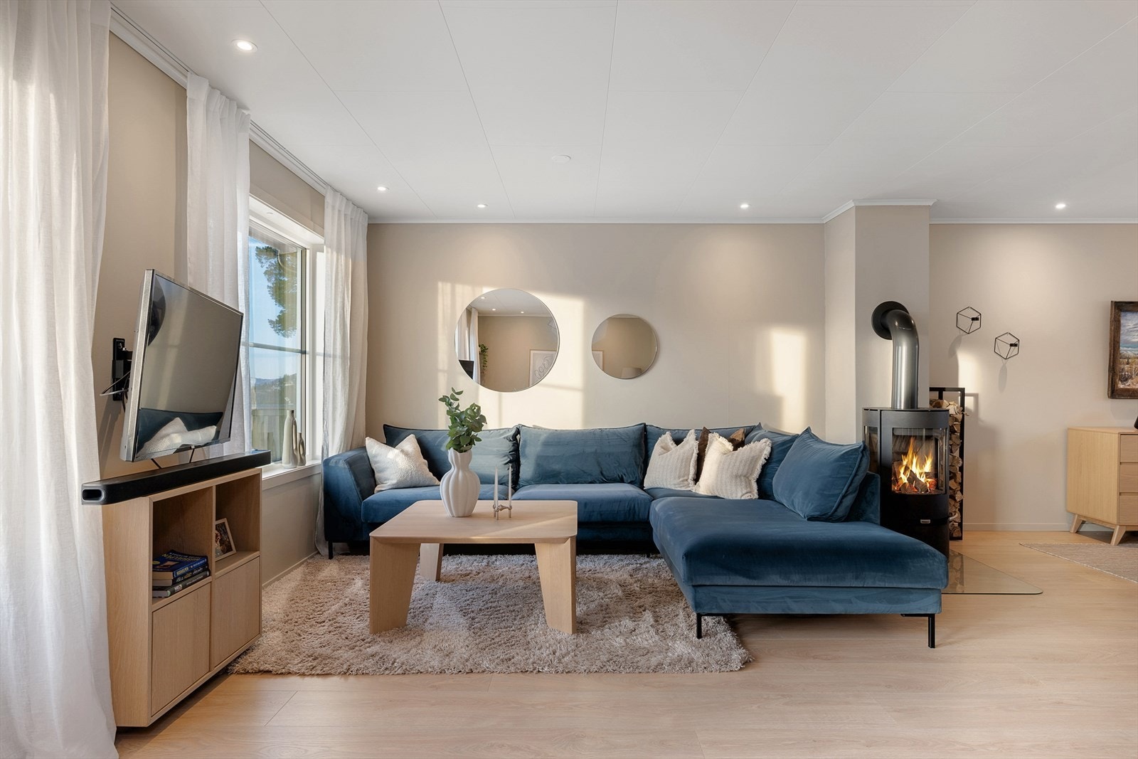 I stuen er det en stemningsfull peisovn fra 2022, og panelovner som sikrer et behagelig inneklima året rundt. Galleribilde