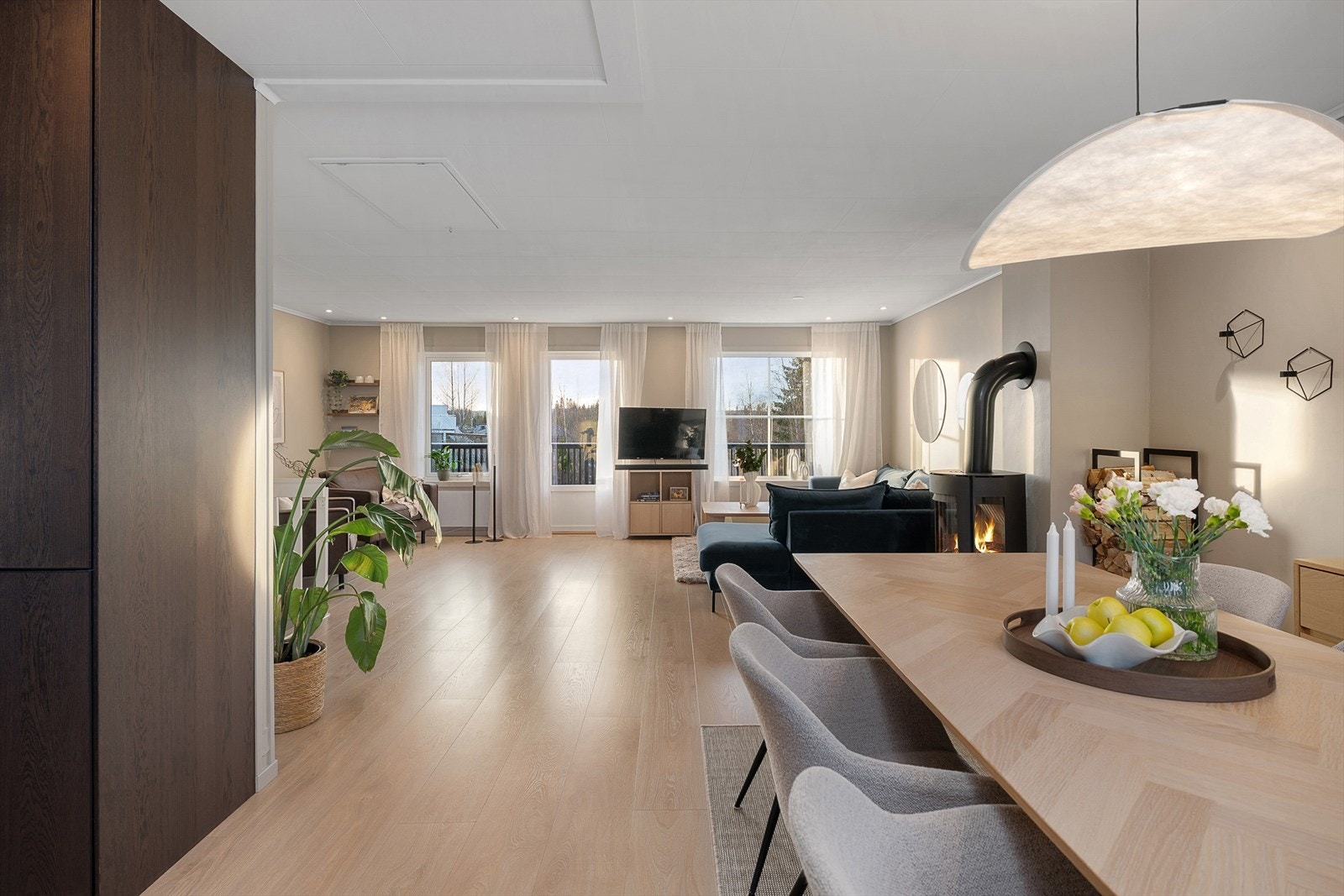 Store vindusflater slipper inn rikelig med naturlig lys og skaper en lys og luftig romfølelse. Galleribilde