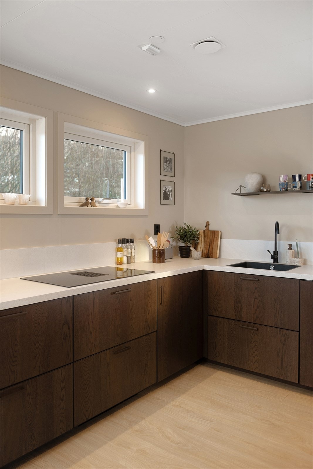 Ny strøm ble lagt til kjøkkenet i forbindelse med oppgraderingen i 2024. Det er også installert komfyrvakt. Galleribilde