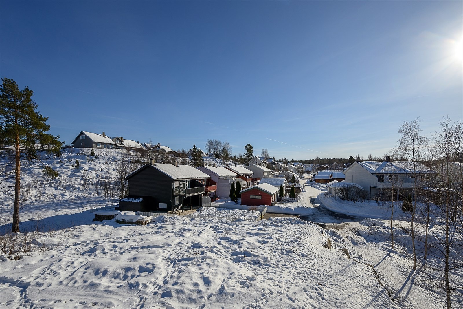 Boligen ligger like ved flotte tur- og friluftsområder med fine skogsstier og skiløyper noe som gir gode rekreasjonsmuligheter sommer og vinter. Galleribilde