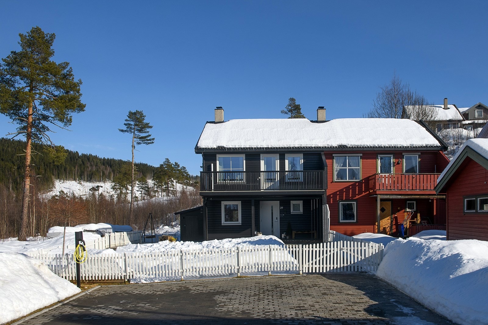 Feltspatvegen 29 er en innbydende halvpart av tomannsbolig med en pent opparbeidet og inngjerdet hage. Galleribilde