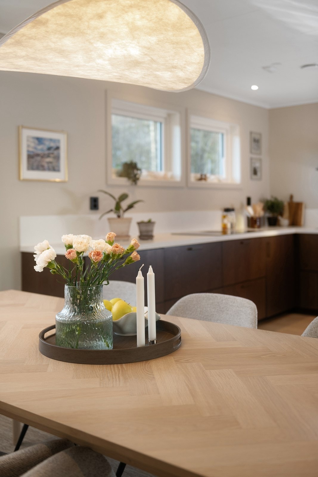 Gjennomtenkte detaljer og materialvalg preger hele kjøkkenet. Galleribilde