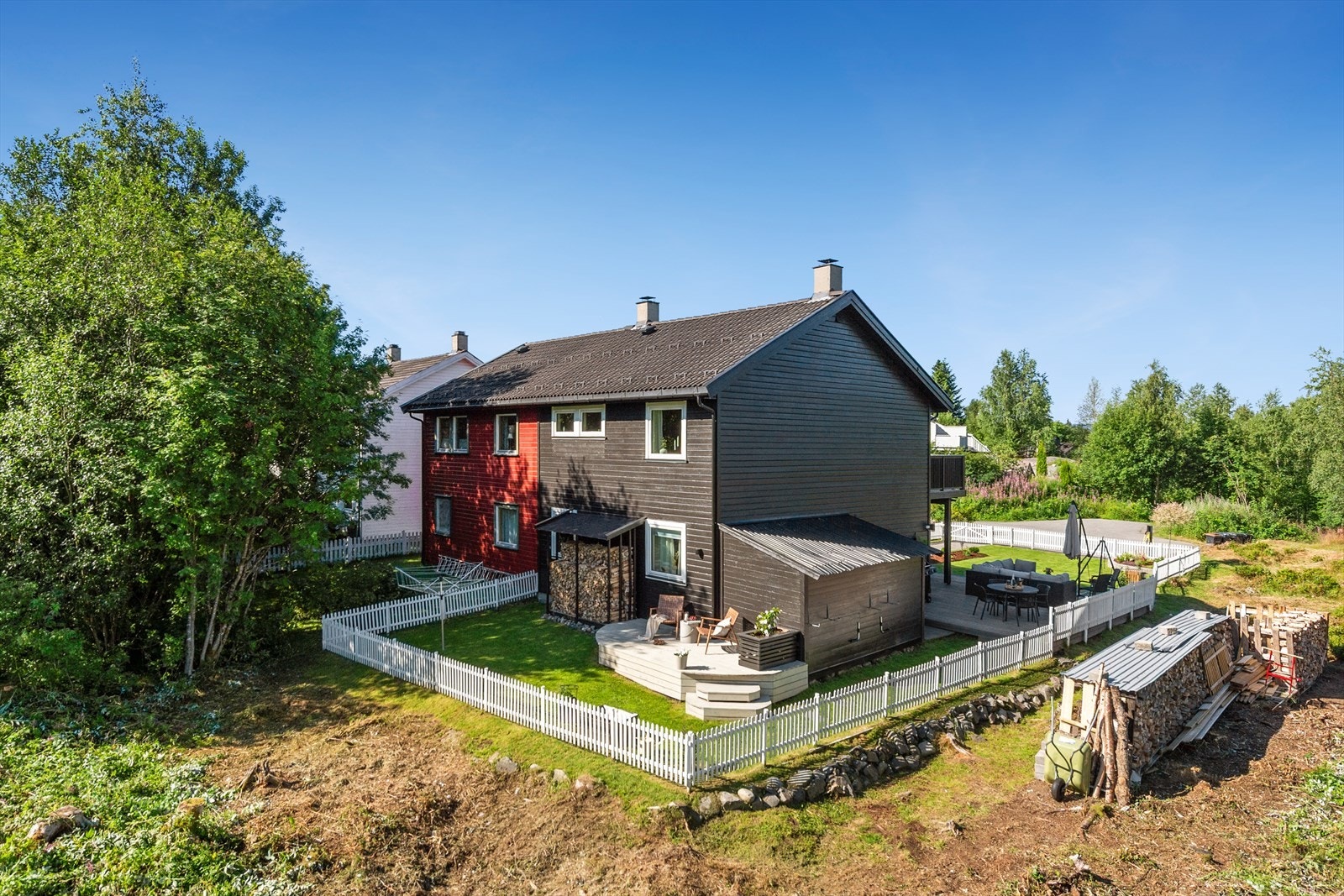 Inngjerdet hage med uteplass på hver side av boligen. I tillegg har boligen en utvendig bod på 9 m². Galleribilde