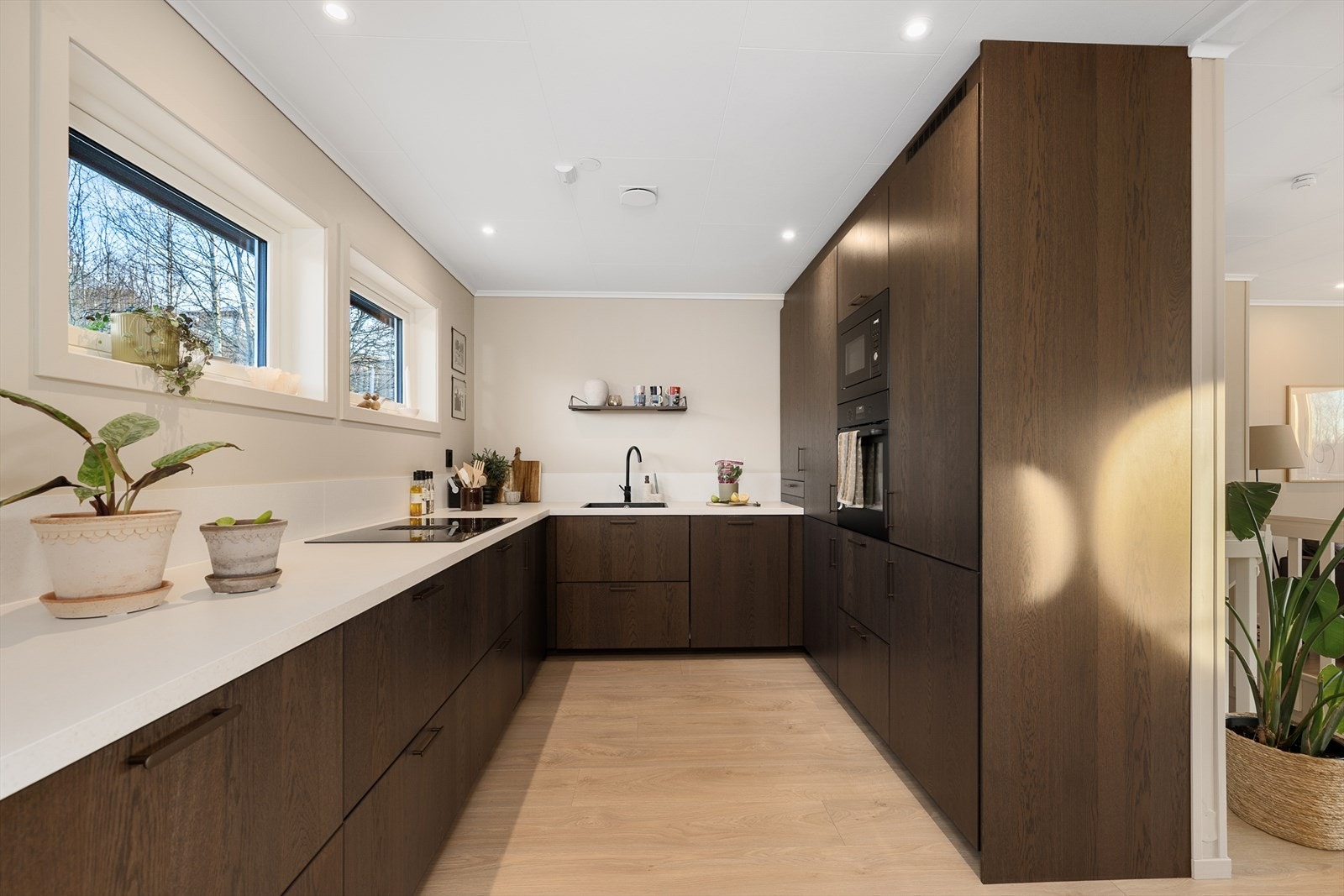 Rikelig med skap- og benkeplass, med laminert benkeplate og integrert avtrekk i koketoppen. I tillegg er det ventilasjonssystem med avtrekk i himling. Galleribilde