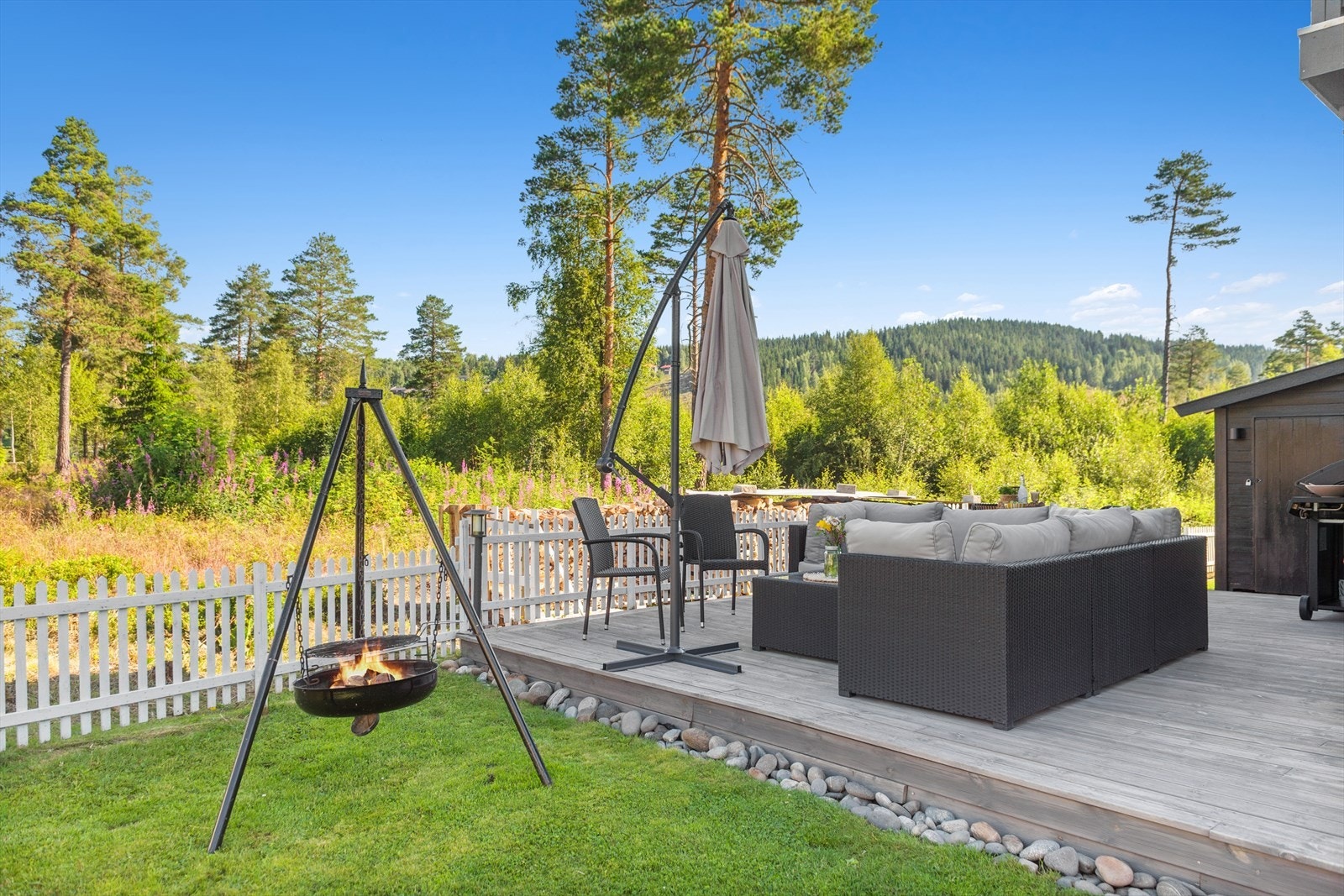 På den romslige terrassen kan du nyte lange sommerdager i fredelige og grønne omgivelser. Galleribilde