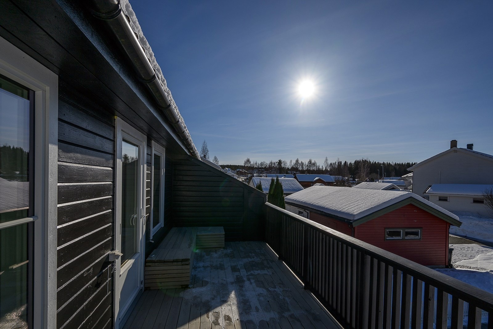 Uteplassen er en fin forlengelse av stuen og har god plass til utemøbler og grill. Galleribilde