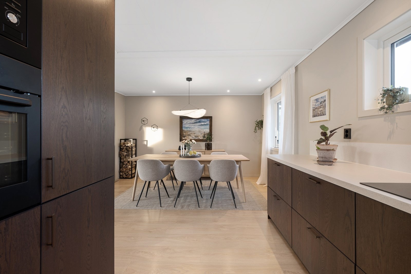 En funksjonell og stilren sone for matlaging og sosiale sammenkomster. Galleribilde