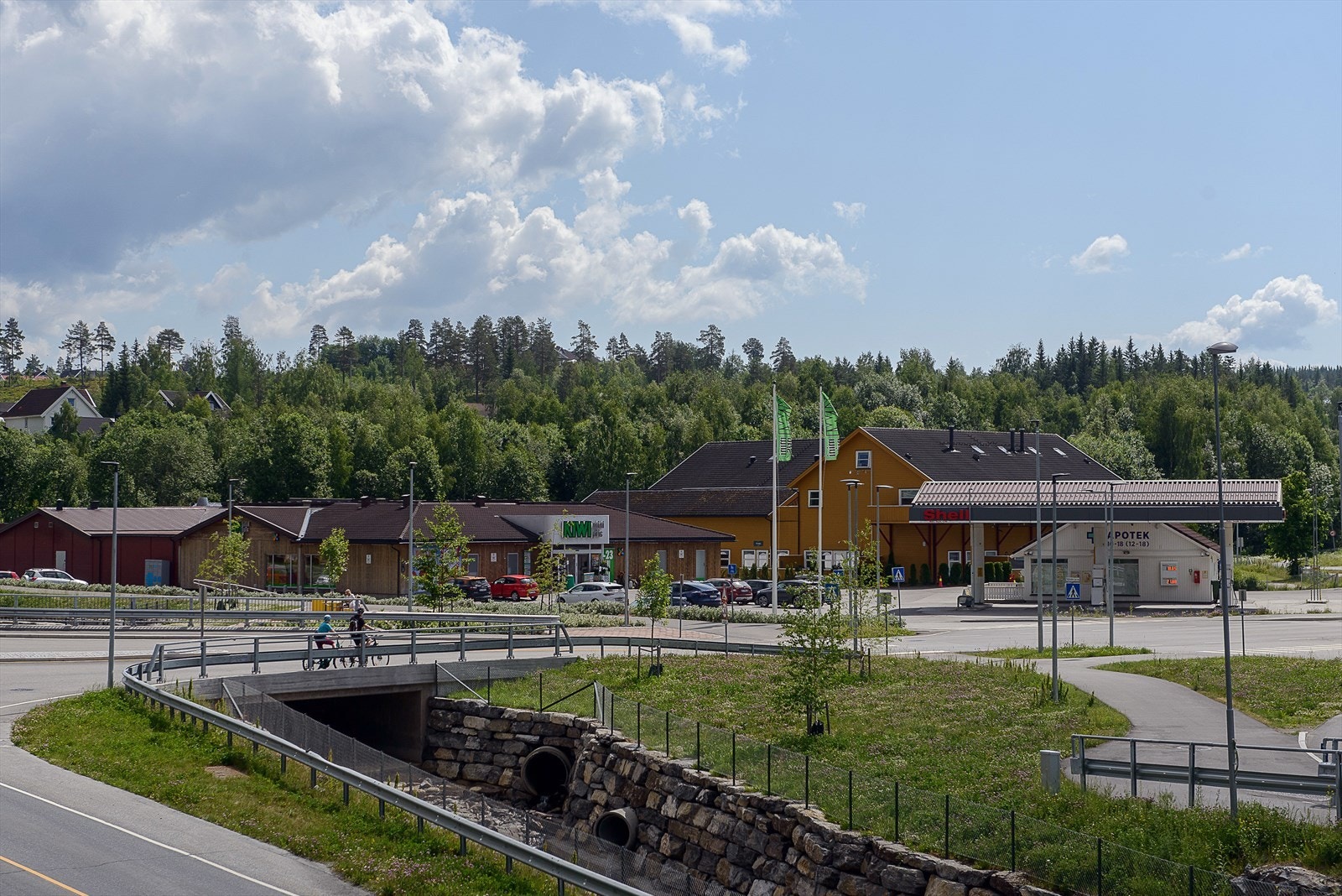 Dagligvarehandelen er enkel med både Kiwi og Rema 1000 innen kort avstand. Galleribilde