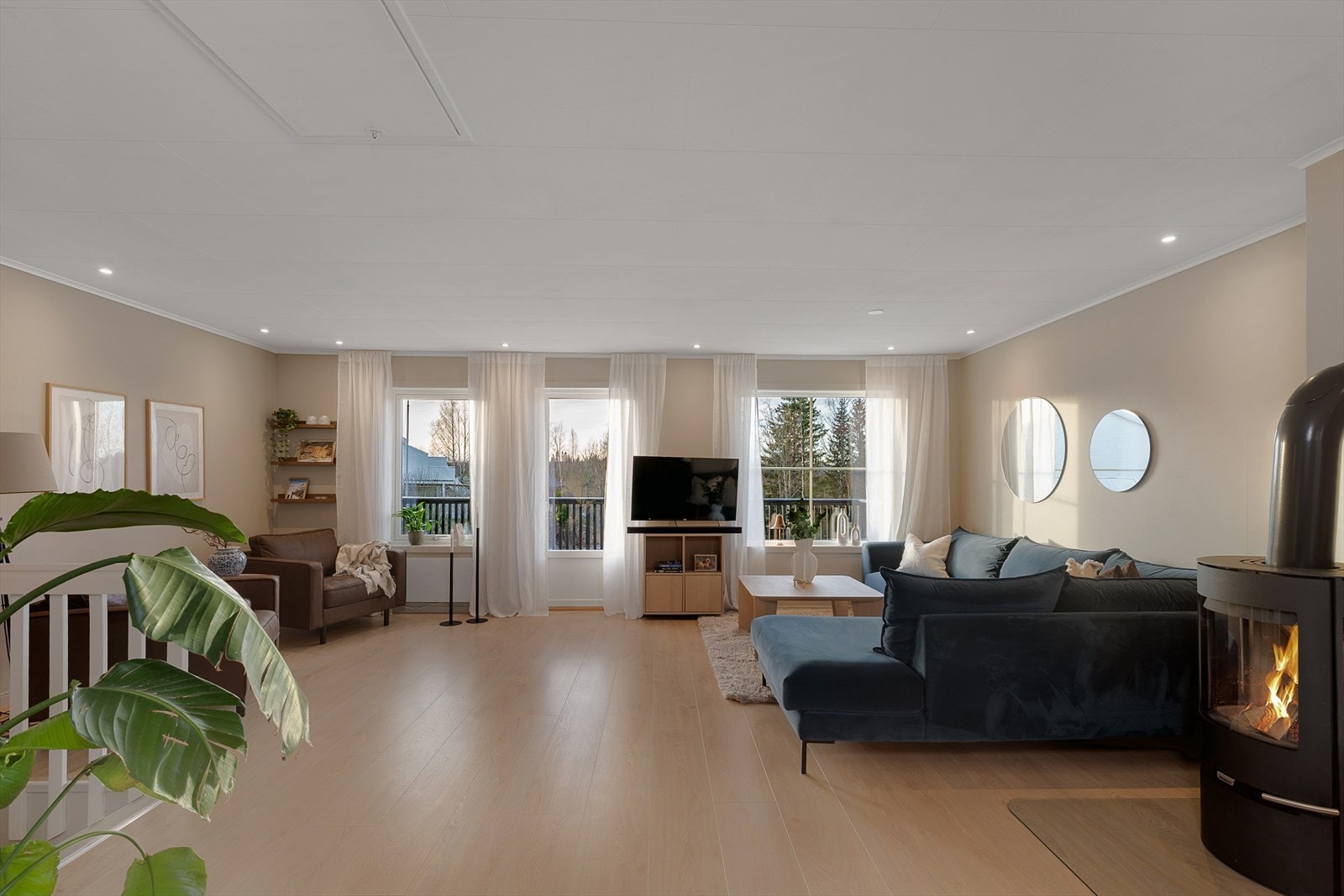 Vinduer i andre etasje ble byttet i 2024, og ny terrassedør ble installert i 2022. I himlingen er det også spotter som ble installert i 2022. Galleribilde