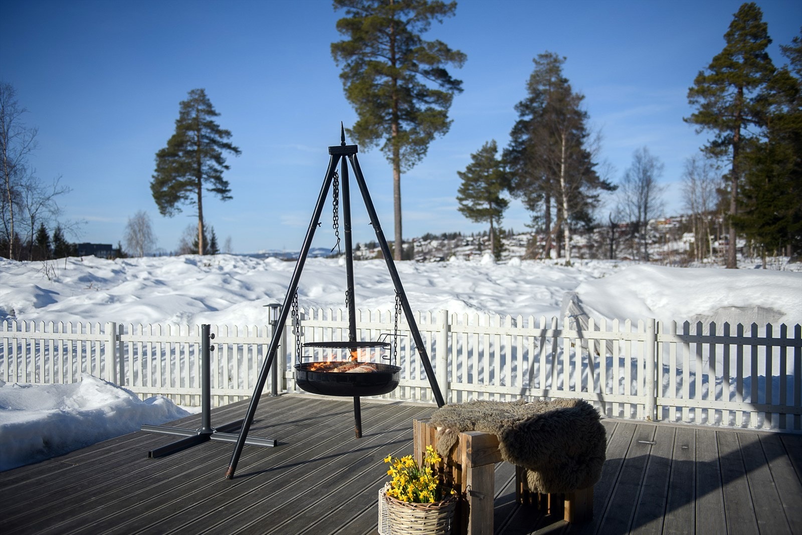 Her har du god plass til både sittegruppe og grill, med utsyn mot naturen som gir en herlig følelse av privatliv og ro. Galleribilde