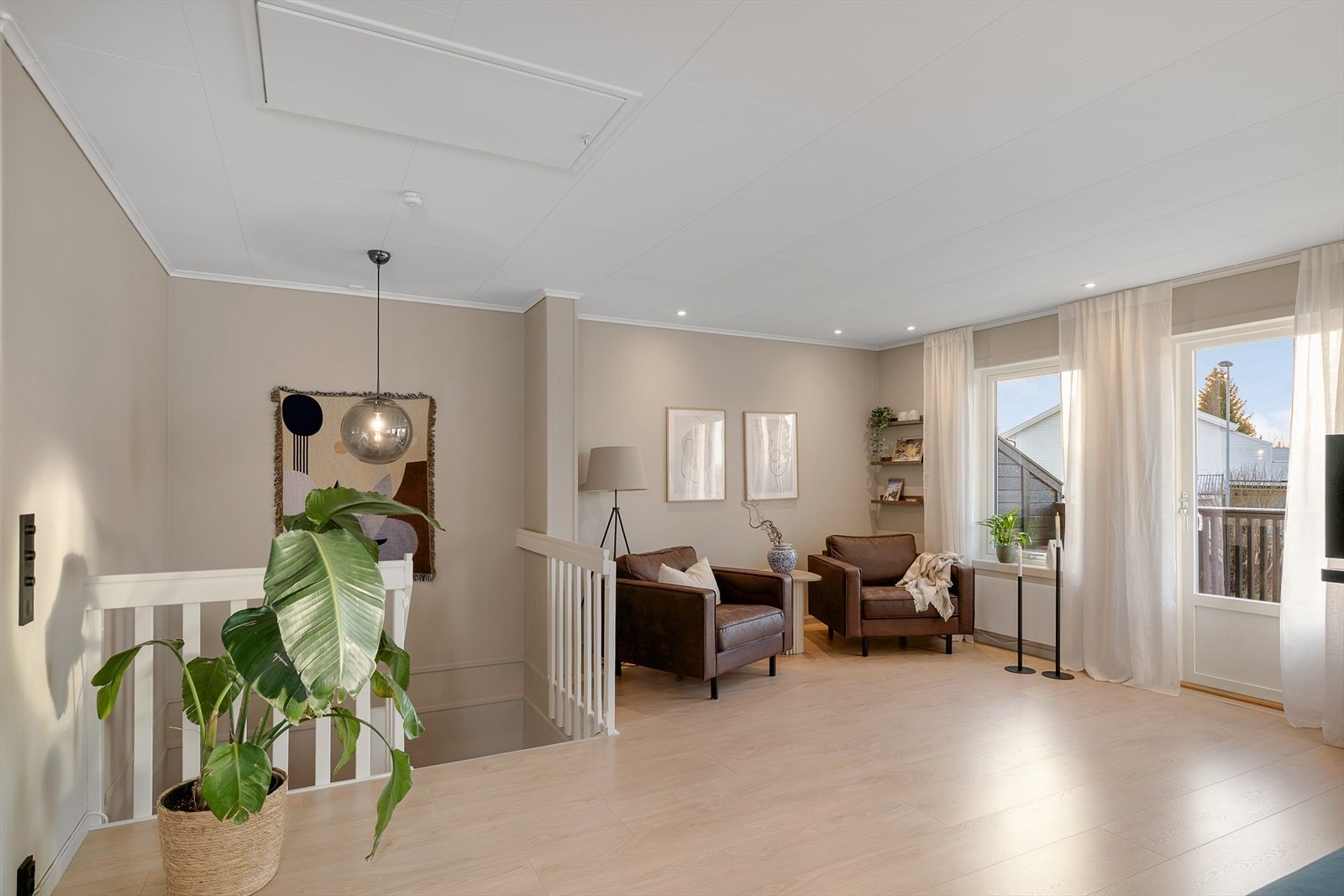 Fra stuen er det utgang til en veranda på 15 m². Galleribilde