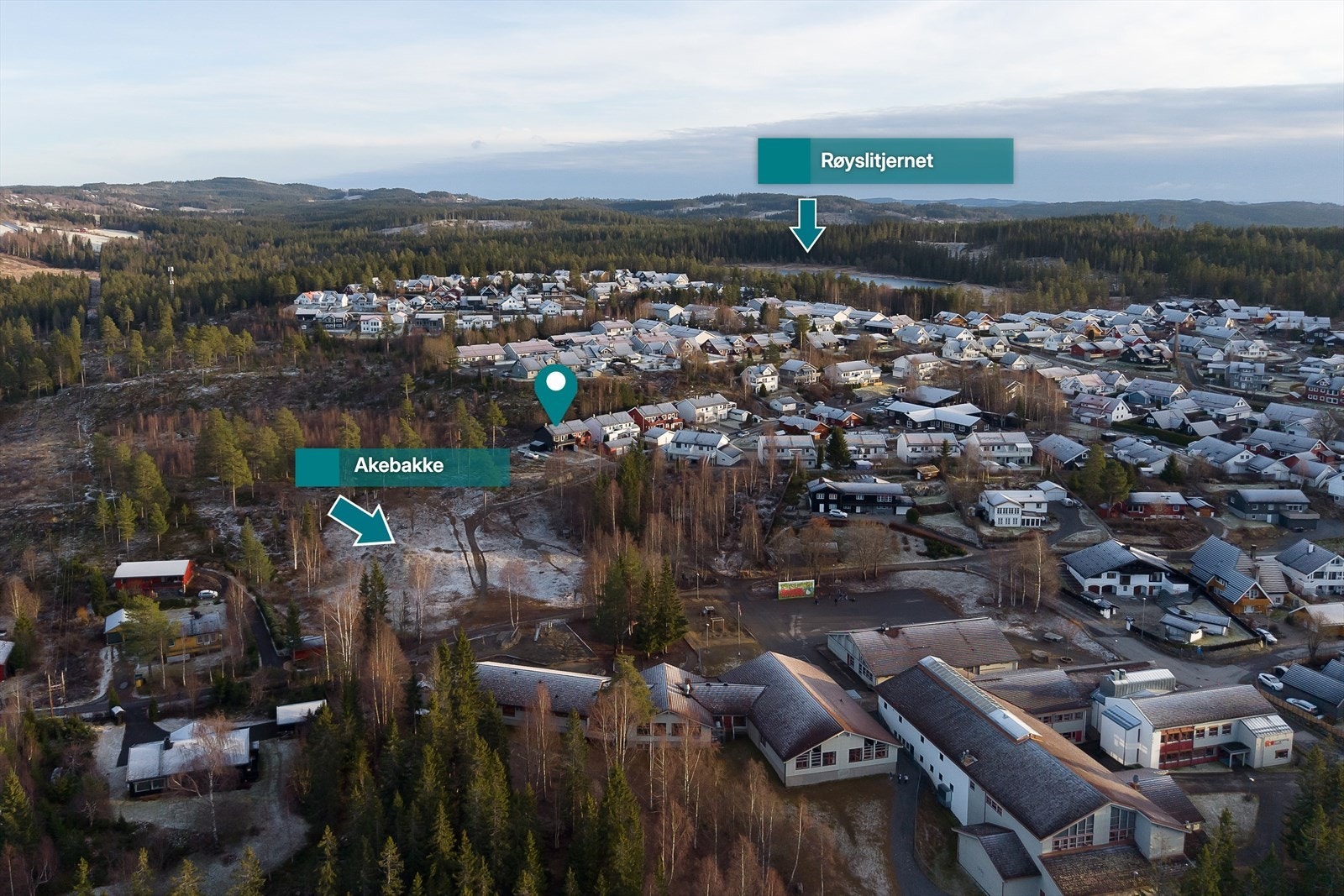 Røyslitjernet ligger like ved boligen, og her skøytes det om vinteren og bades om sommeren. Galleribilde