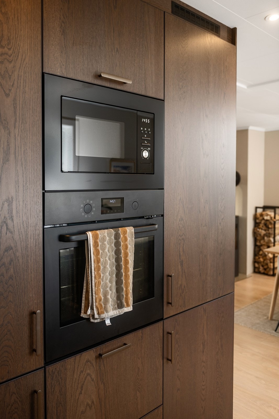 Hvitevarer som steketopp med integrert avtrekk, komfyr, mikro, oppvaskmaskin og kjøleskap/fryseskap er integrert i innredningen. Galleribilde