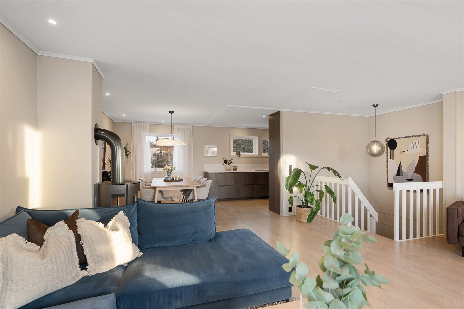 Det ble også lagt nye gulvoverflater i stuen i 2022, og veggene og himlingen ble malt i 2022. Galleribilde