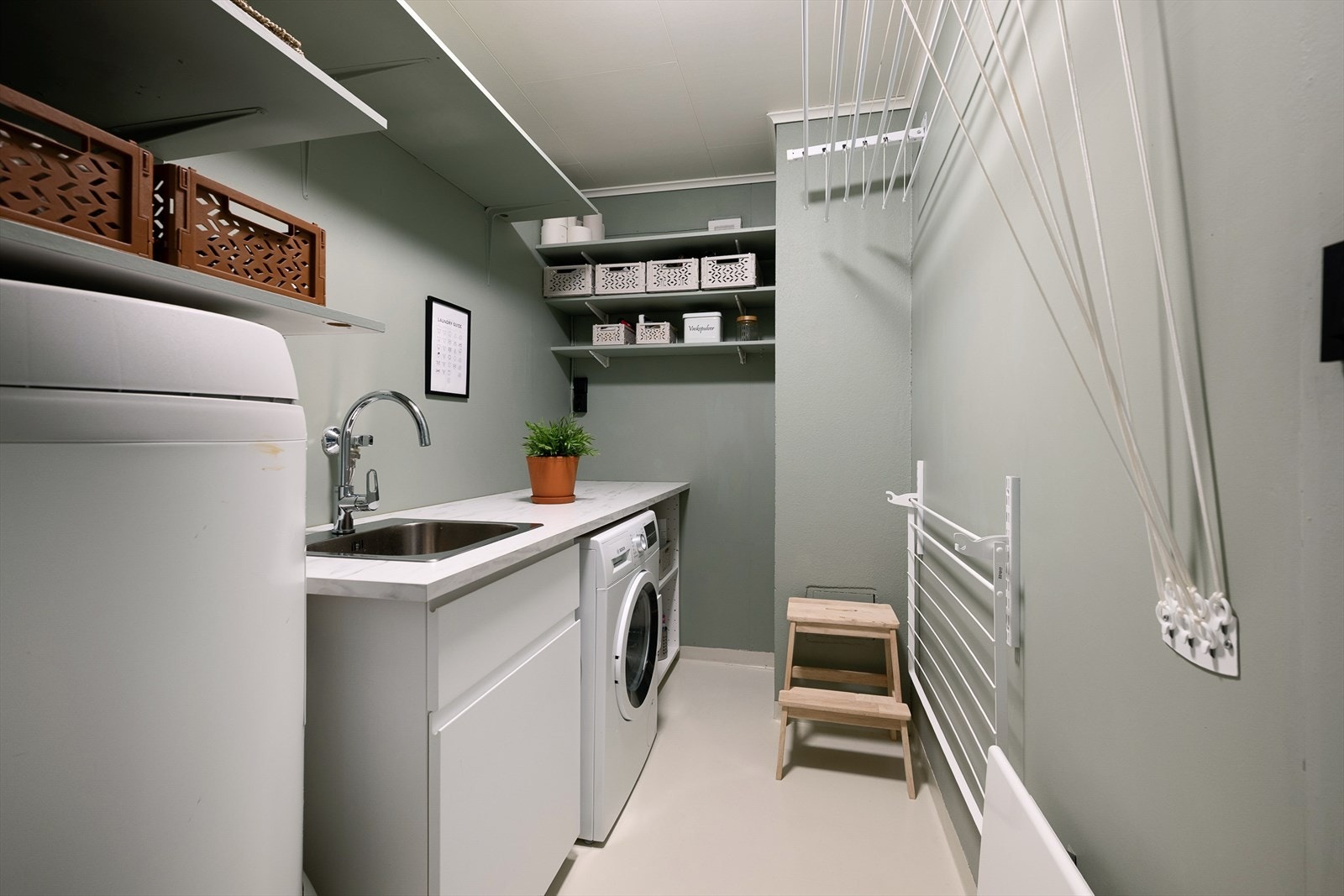 Boligen har en innvendig bod som i 2023 ble innredet som vaskerom. Det gjøres oppmerksom på at dette rommet opprinnelig er godkjent som bod/tilleggsdel, og i dag er omgjort til vaskerom/hoveddel. Galleribilde