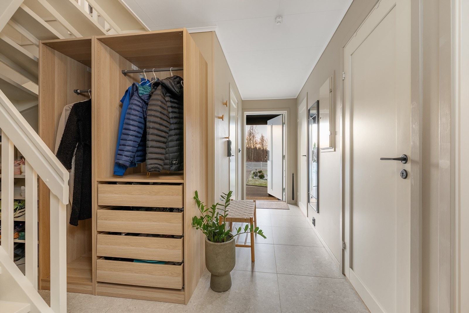 Entré/gang med garderobeløsning. Flislagt gulv med varmekabler fra 2023. Galleribilde