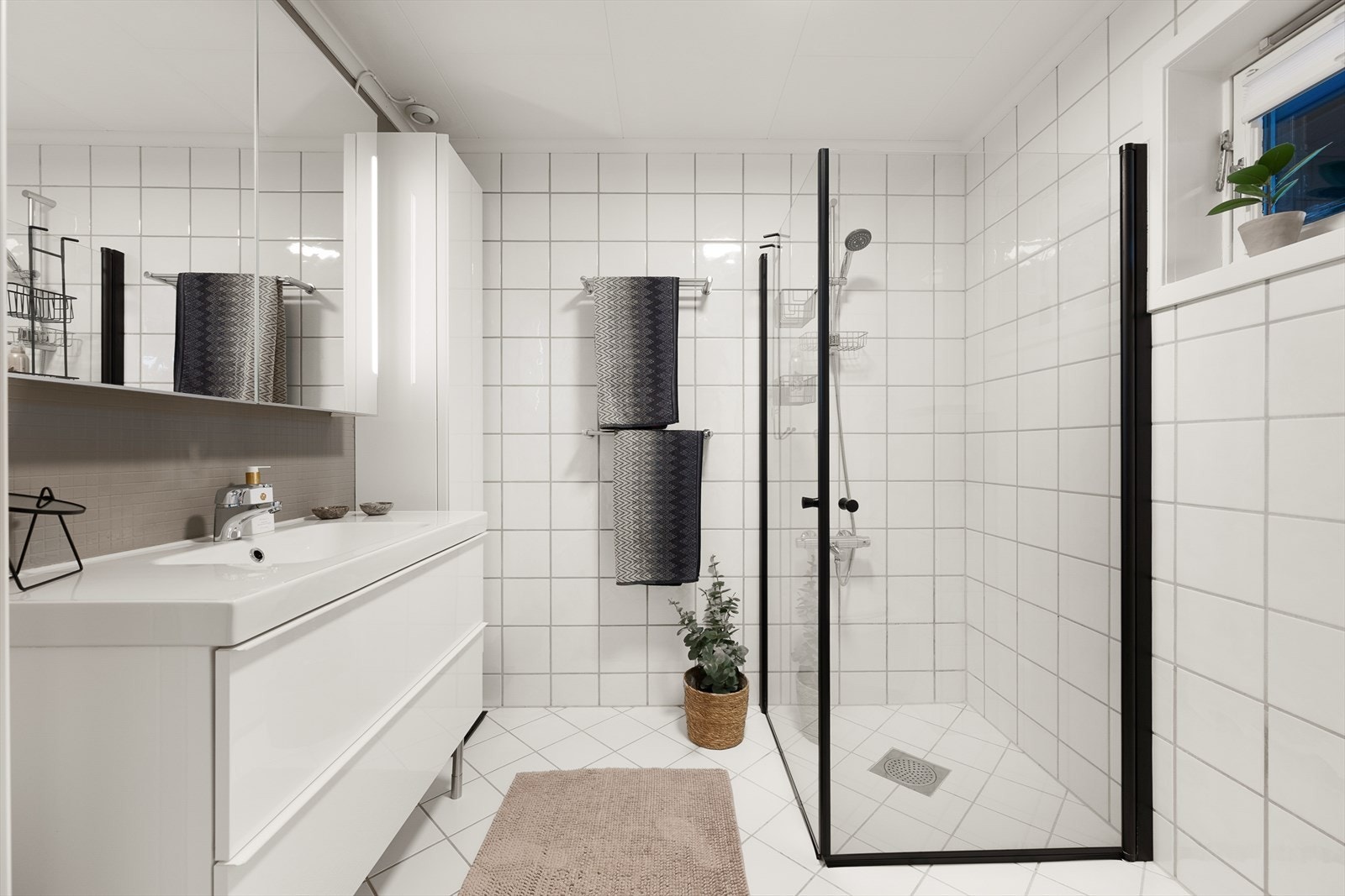 Flislagt baderom med behagelig varme i gulvet. Galleribilde