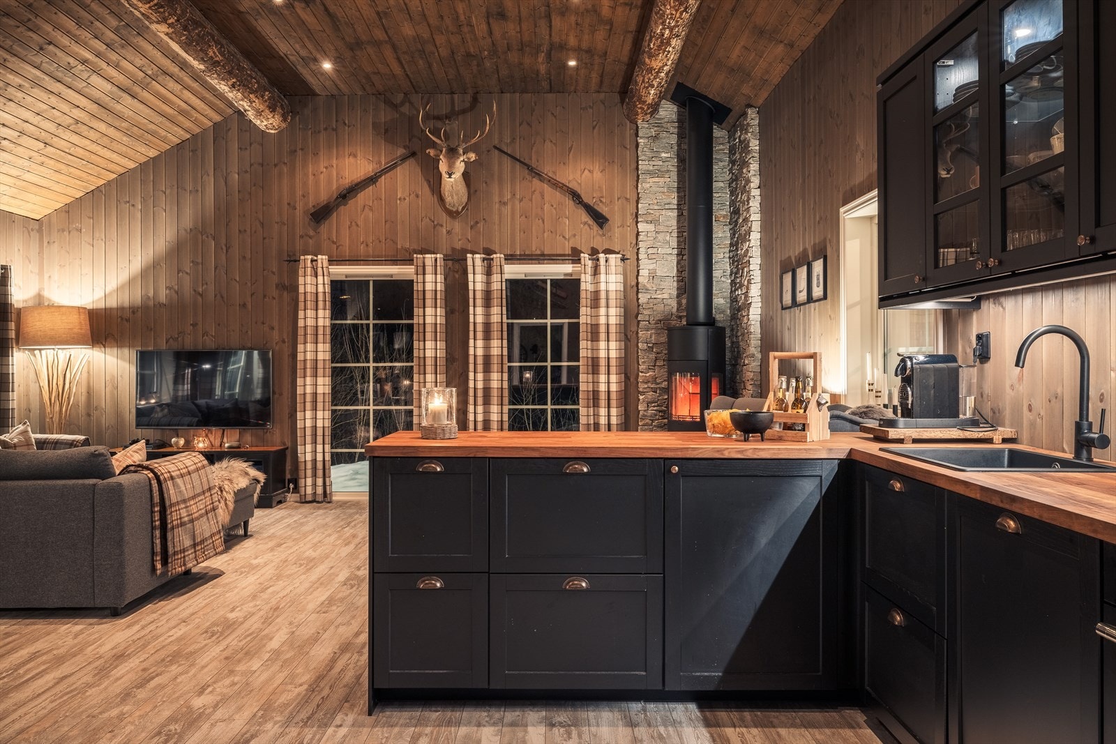 Stuen har en åpen kjøkkensløsning. Galleribilde