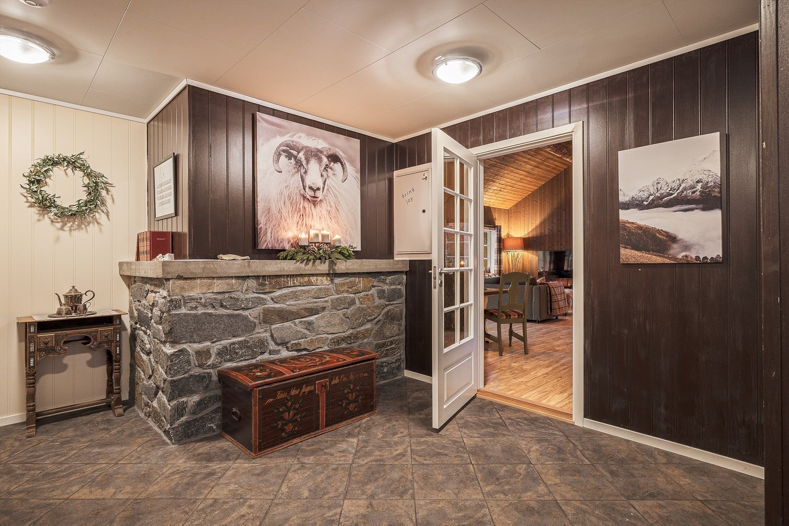 Videre kommer man inn i en romslig gang som leder inn til hyttens rom Galleribilde