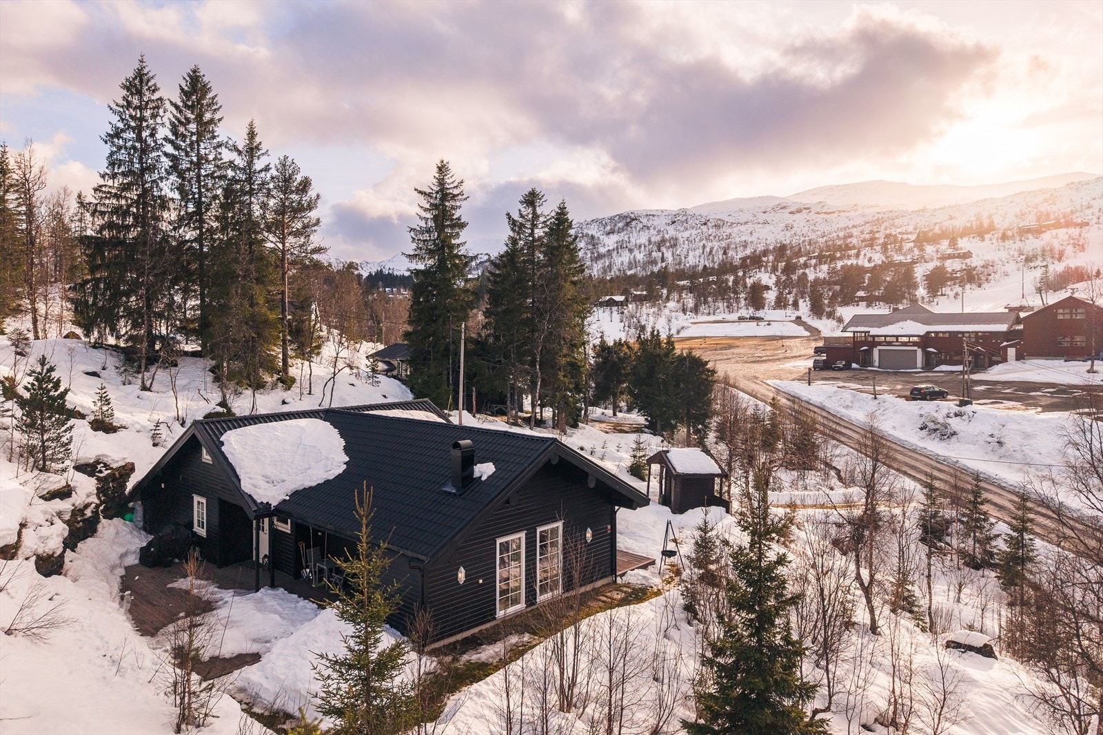 Fra fritidsboligen er det utsikt over nærområdet og skitrekket. Galleribilde