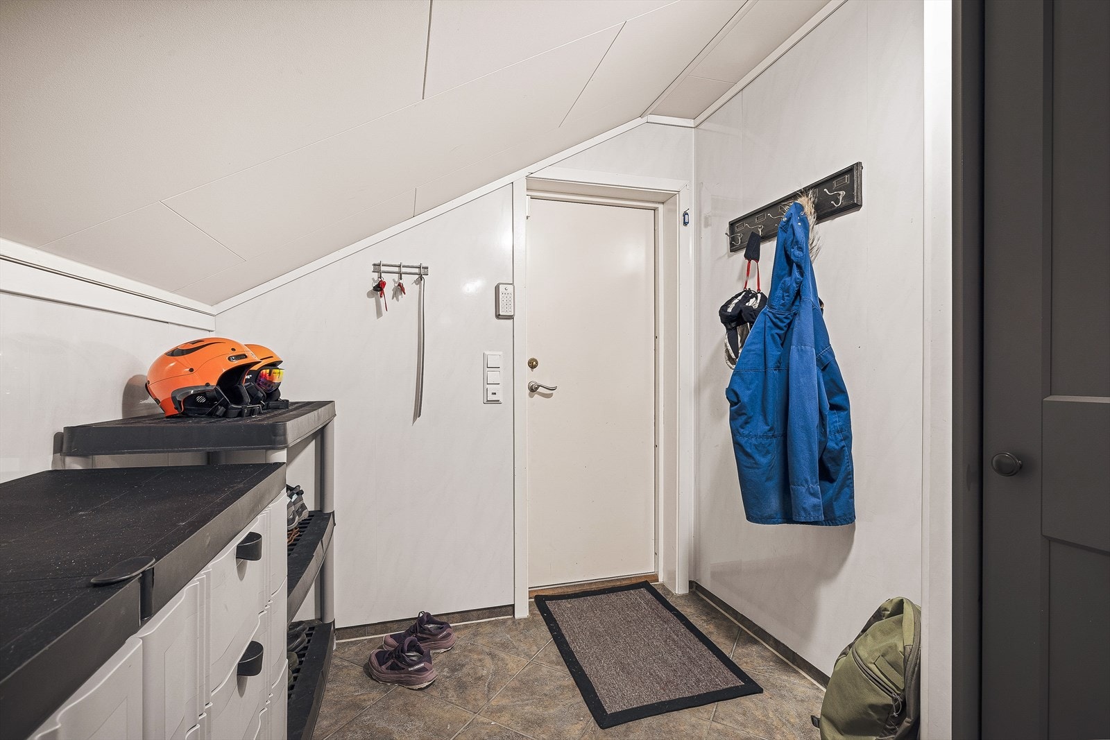 God plass til å henge fra seg yttertøy og sko i entrè Galleribilde