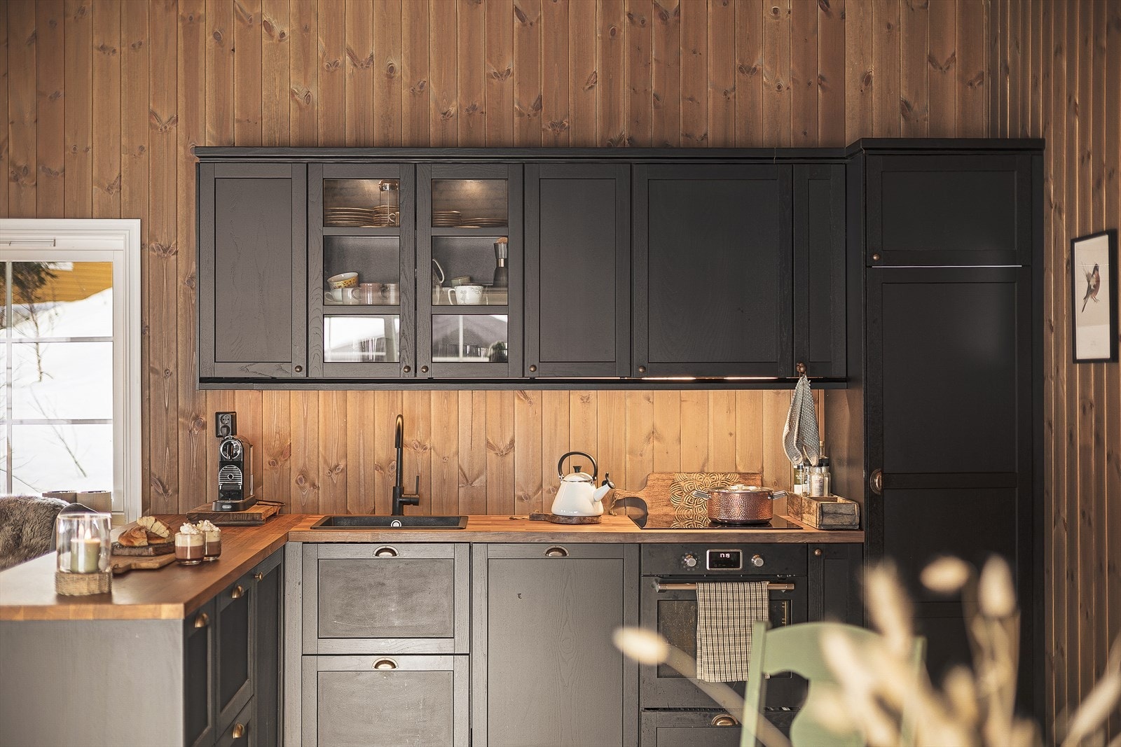 Godt med skap- og benkeplass for den som liker å kokkelere. Galleribilde