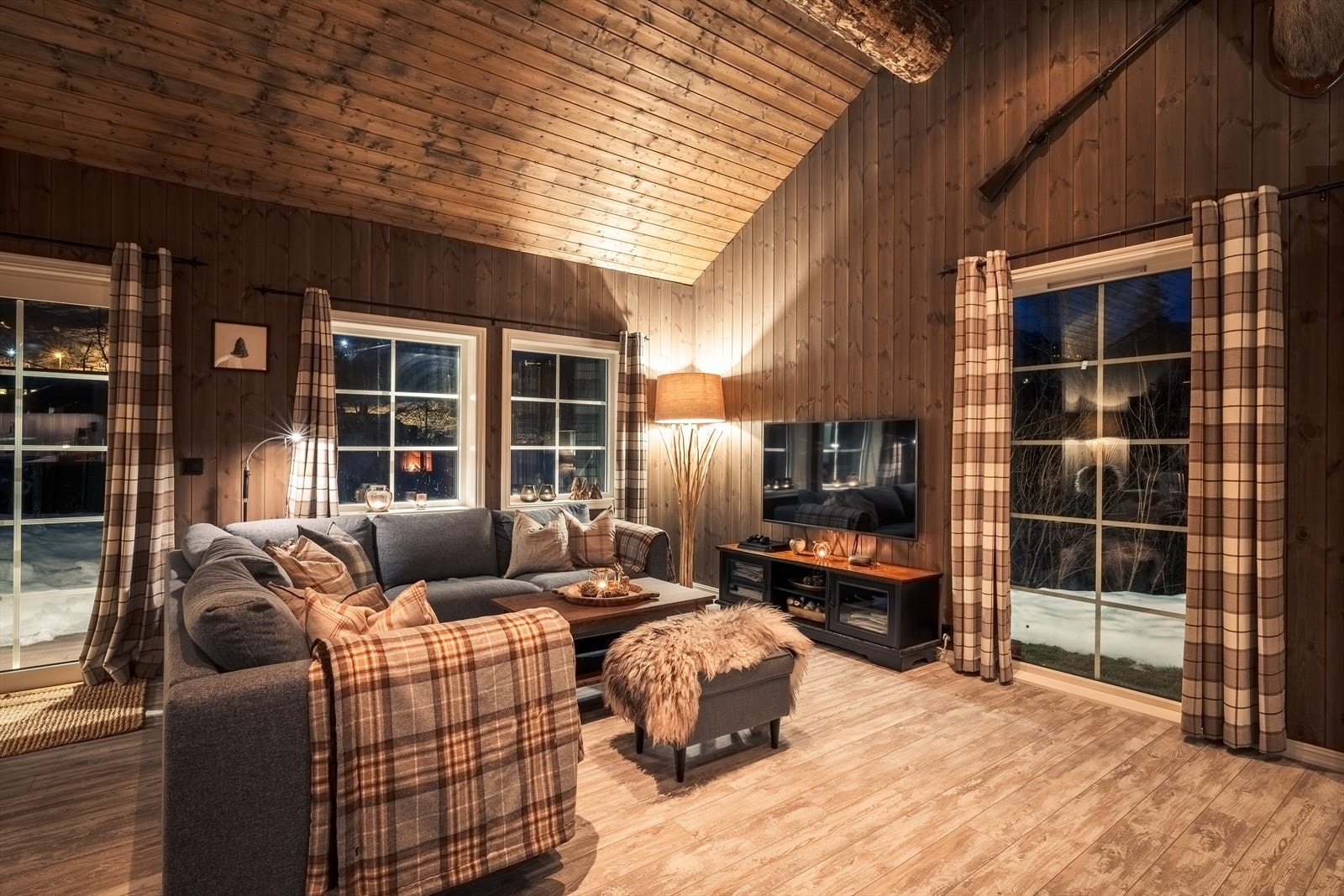 Dør med glassfelt mellom gang-stue/kjøkken. Galleribilde