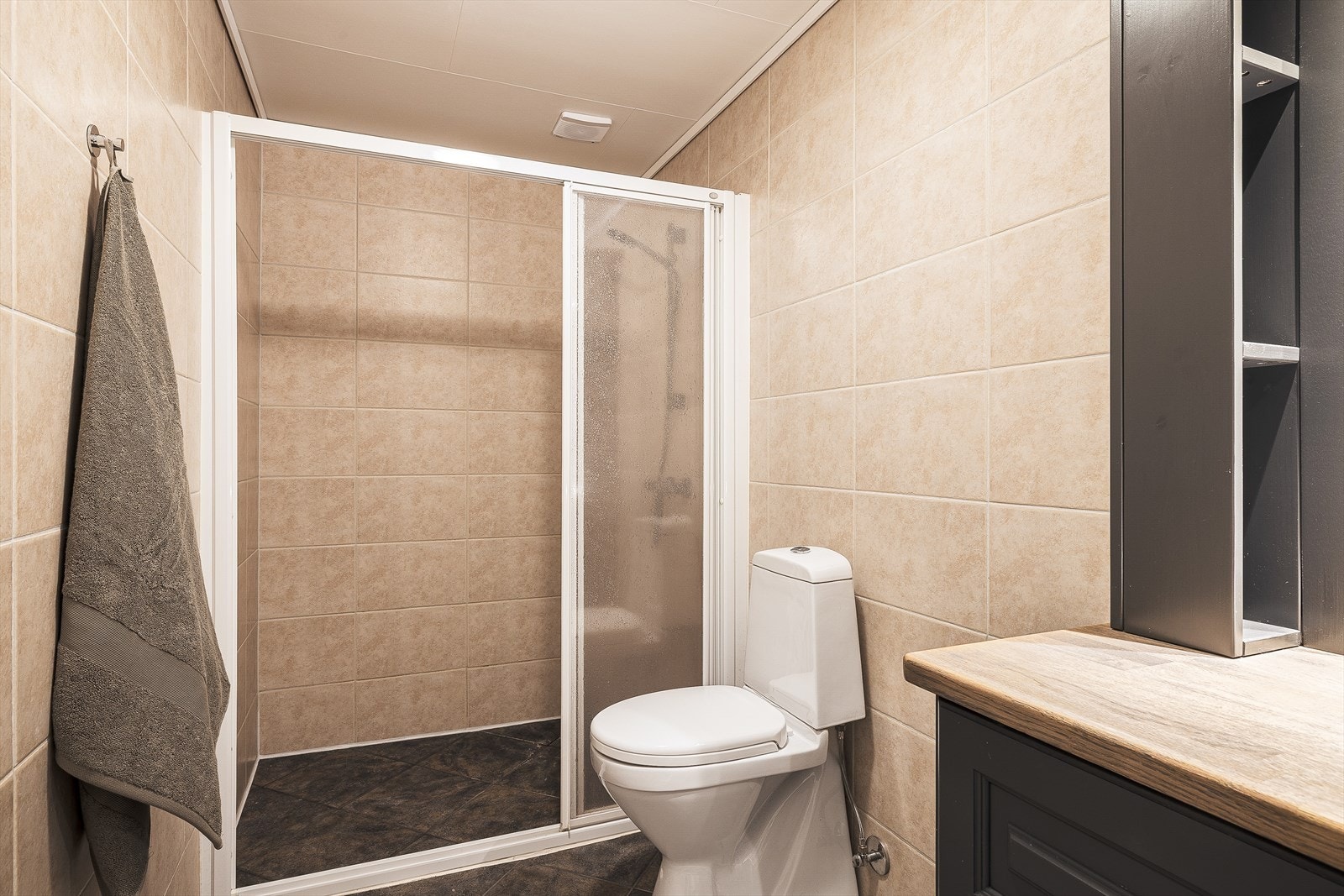 Badet inneholder: Servant med møblement/speil,
belysning, toalett, dusjgarnityr og dusjhjørne. Galleribilde