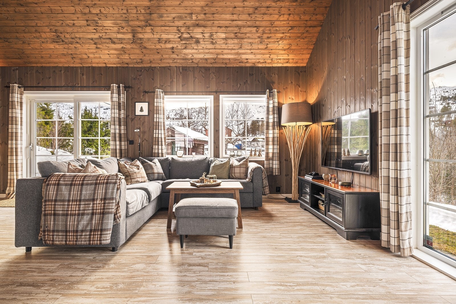 Panel i himling med innfelte spotlights. Nytt innvendig panel i stue i 2021. Galleribilde