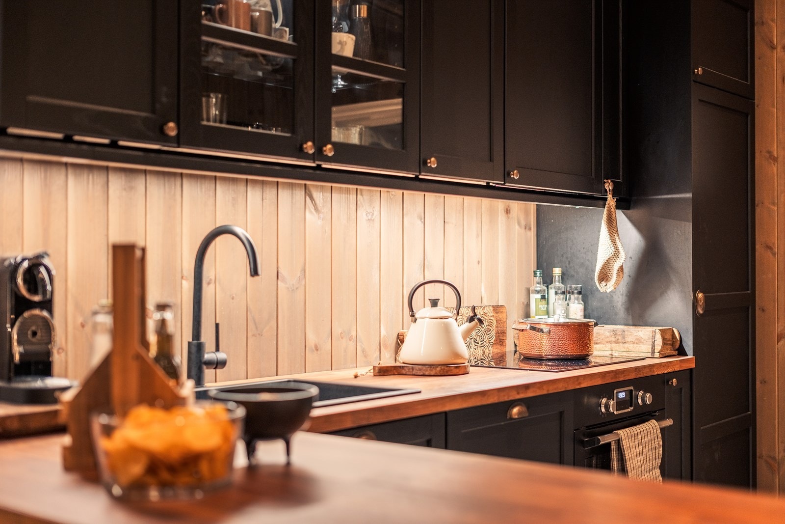 Stekeovn, platetopp, oppvaskmaskin og kjøleskap er integrert. Galleribilde