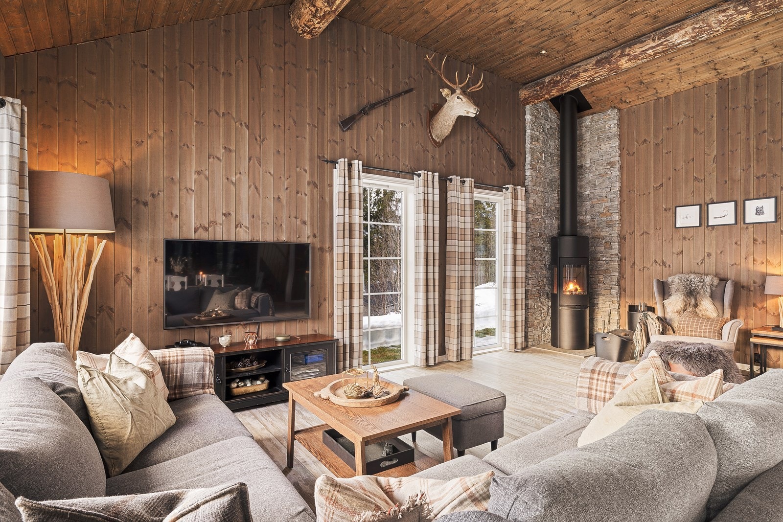 Laminat på gulv og panel på vegger. Galleribilde