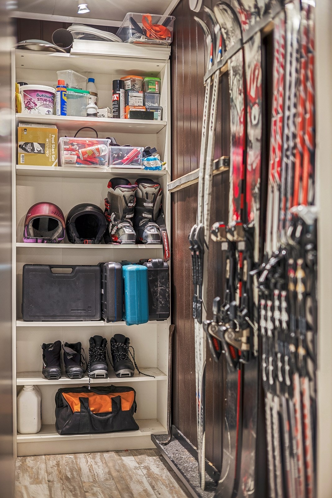 Praktisk innredet utebod til skiutstyr. Galleribilde