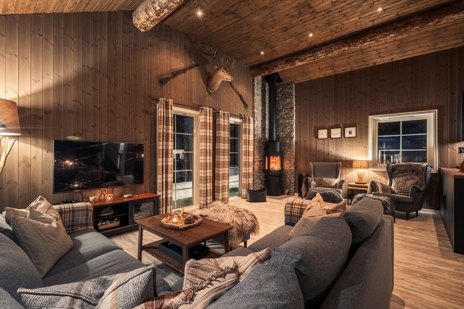 Den vestvendte terrassen med utgang fra stue/kjøkken er på 22,5m² Galleribilde