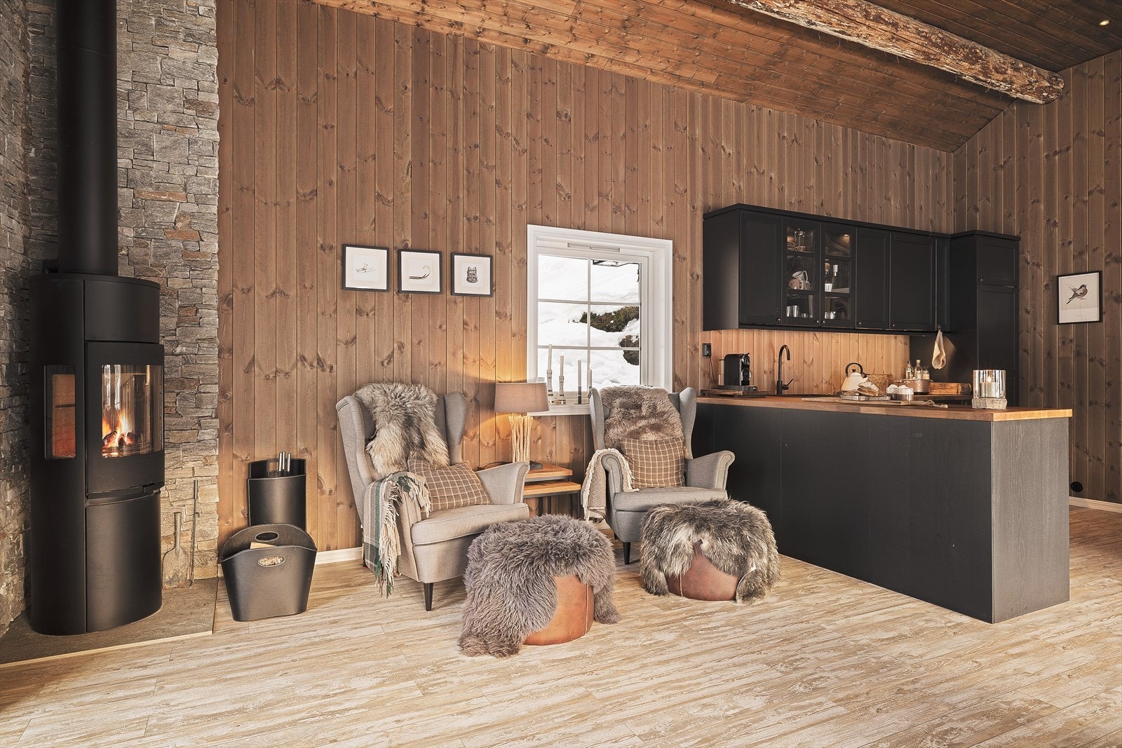 Peis med glassfront varmer godt opp på kalde høst- og vinterkvelder. Denne ble montert i 2022. Galleribilde