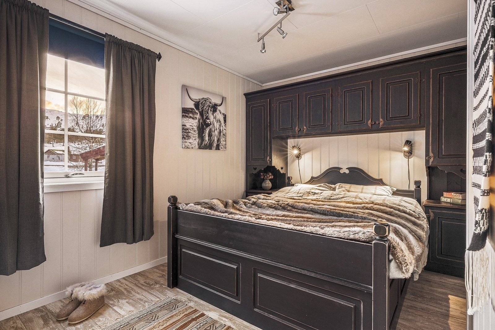 Ett av soverom i denne etasjen, legg merke til den praktiske plasseringen av skap rundt sengen i samme stil. Galleribilde