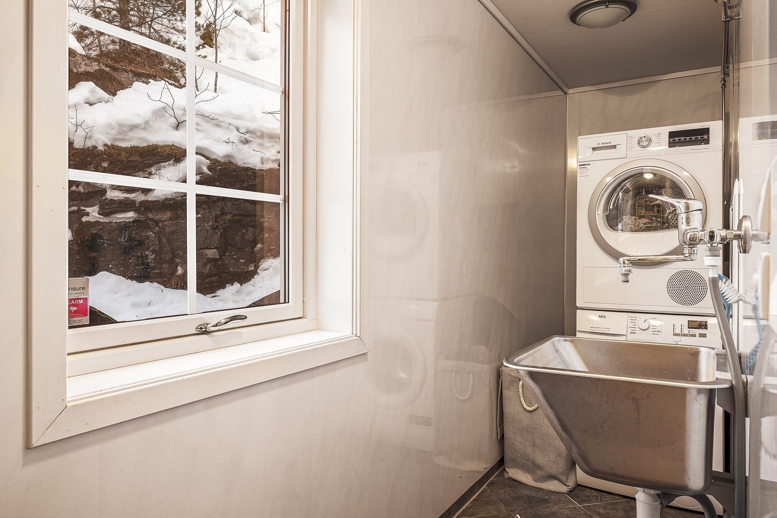 Vaskerom på 4,5m² har også keramiske fliser på gulv. Baderomsplater på vegger og takplater i himling. Galleribilde