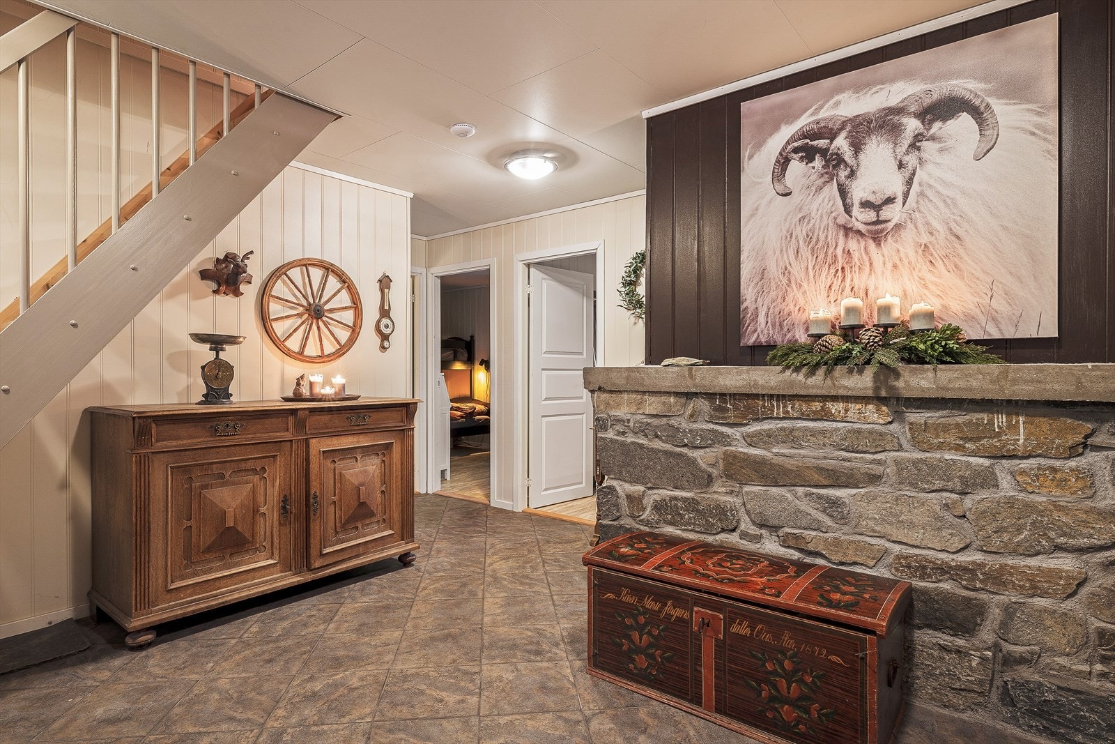 Herfra kommer man seg opp til hems/ 2. etasje Galleribilde